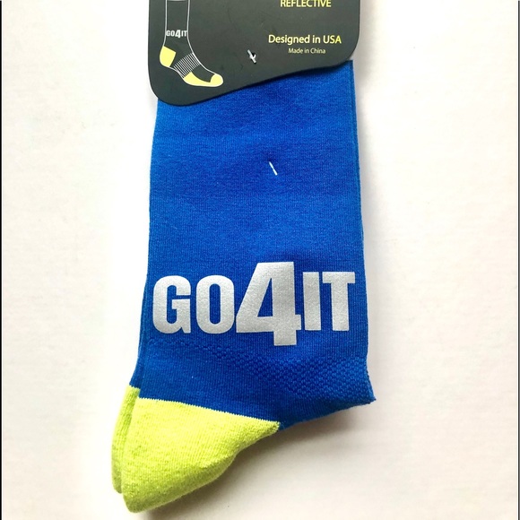 2 Pair Men’s reflective crew sport socks. - Picture 3 of 3